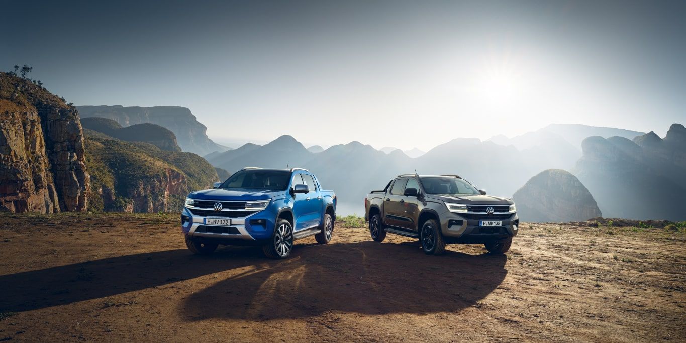 Amarok – мощ и стил за всяко предизвикателство в природата Два автомобила Volkswagen Amarok на фона на скалист планински пейзаж при залез