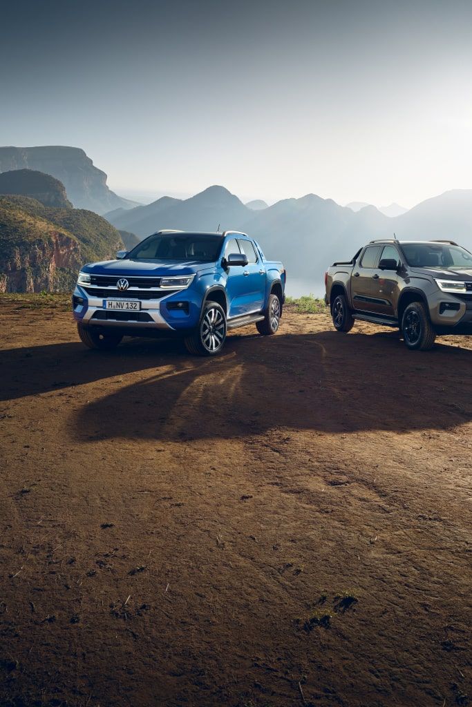 Amarok – мощ и стил за всяко предизвикателство в природата Два автомобила Volkswagen Amarok на фона на скалист планински пейзаж при залез