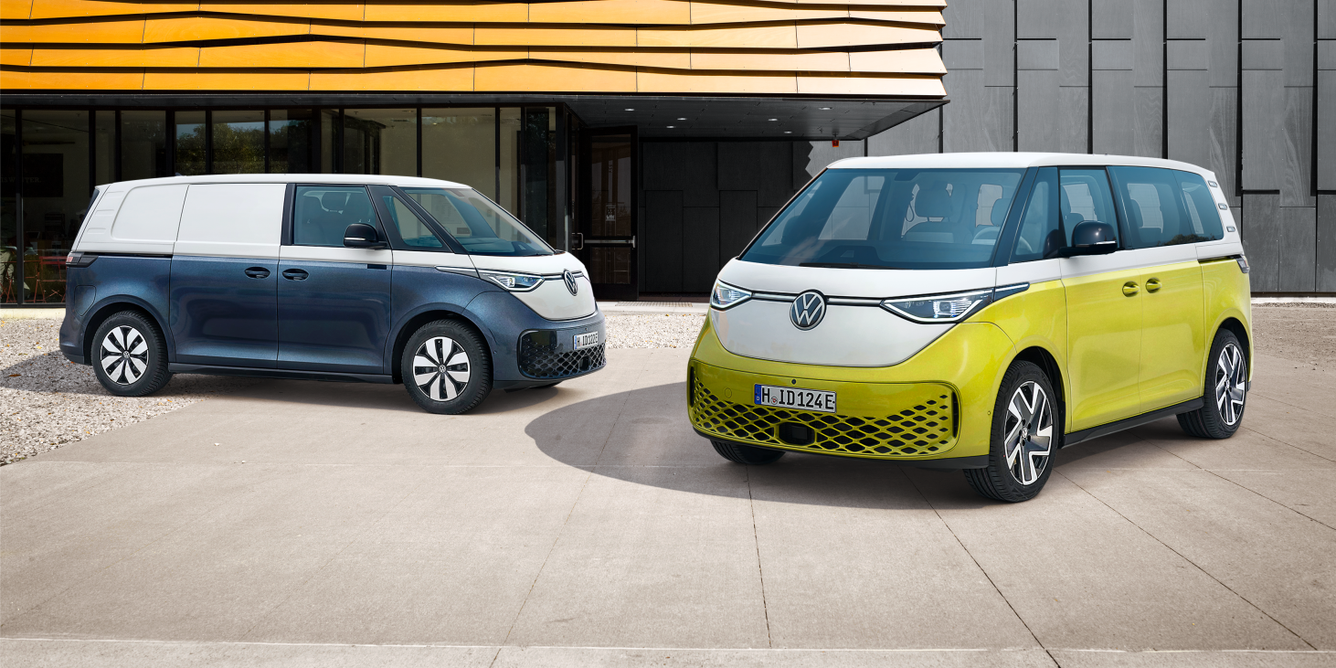 ID. Buzz и ID. Buzz Cargo – електрическа мобилност за семейство и бизнес Електрическите модели Volkswagen ID. Buzz и ID. Buzz Cargo паркирани пред модерна сграда
