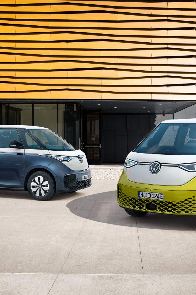 ID. Buzz и ID. Buzz Cargo – електрическа мобилност за семейство и бизнес Електрическите модели Volkswagen ID. Buzz и ID. Buzz Cargo паркирани пред модерна сграда
